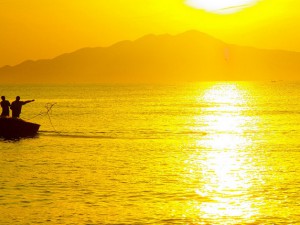 fishing at sunrise in hoi an