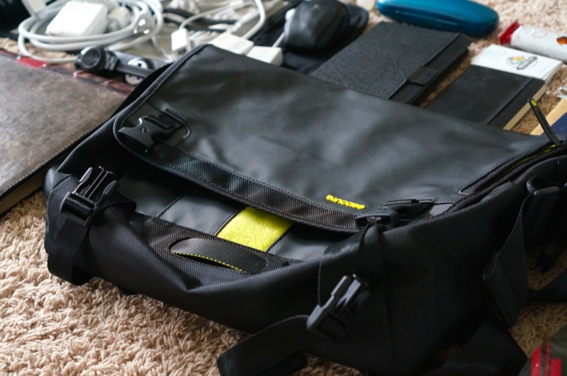 incase Range messenger bag